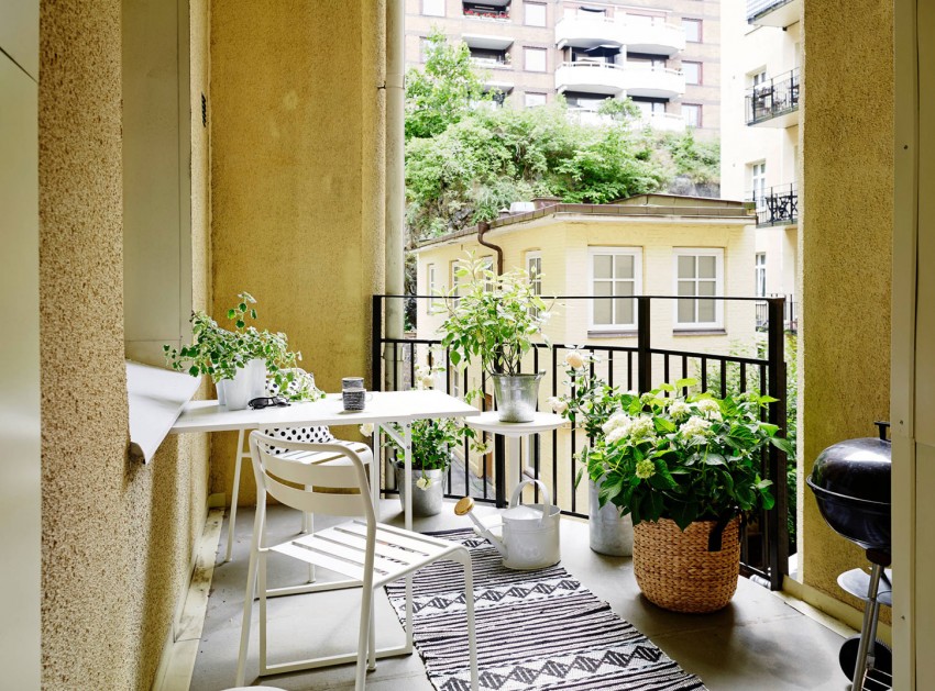Балкон с металлической мебелью в интерьере квартиры в скандинавском стиле