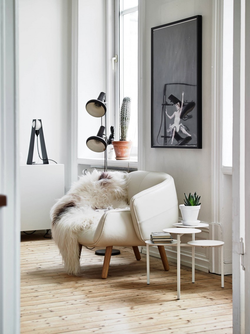 Дизайнерское кресло с покрытием из натурального меха в интерьере квартиры в скандинавском стиле