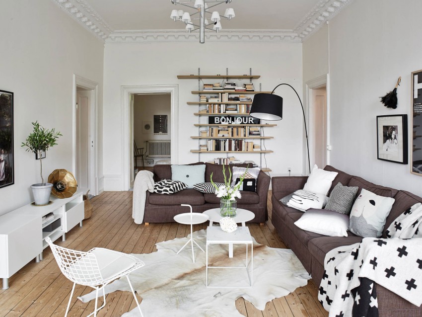 Лёгкая конструкция из книжных полок в интерьере квартиры в скандинавском стиле