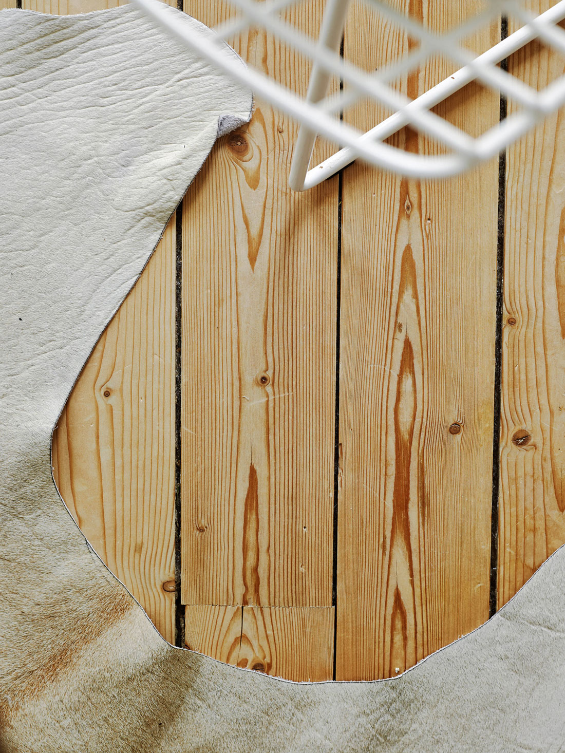Покрытие пола из натурального дерева в интерьере квартиры в скандинавском стиле