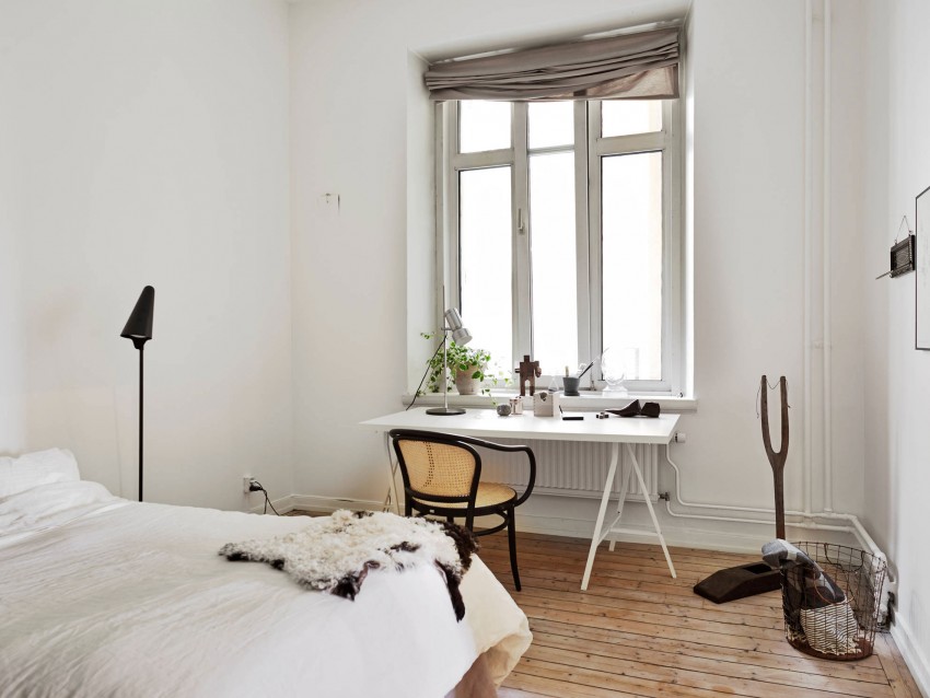 Спальня с французским окном в интерьере квартиры в скандинавском стиле