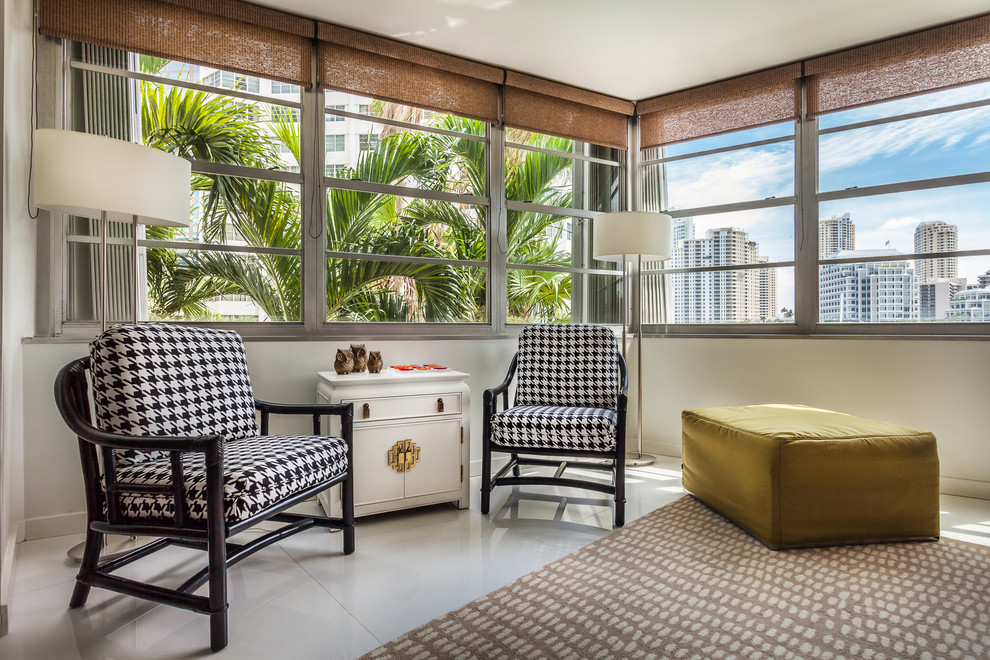 Уютные кресла и пуф в квартире в стиле 70-х от Lourdes Gabriela Suárez в Майами