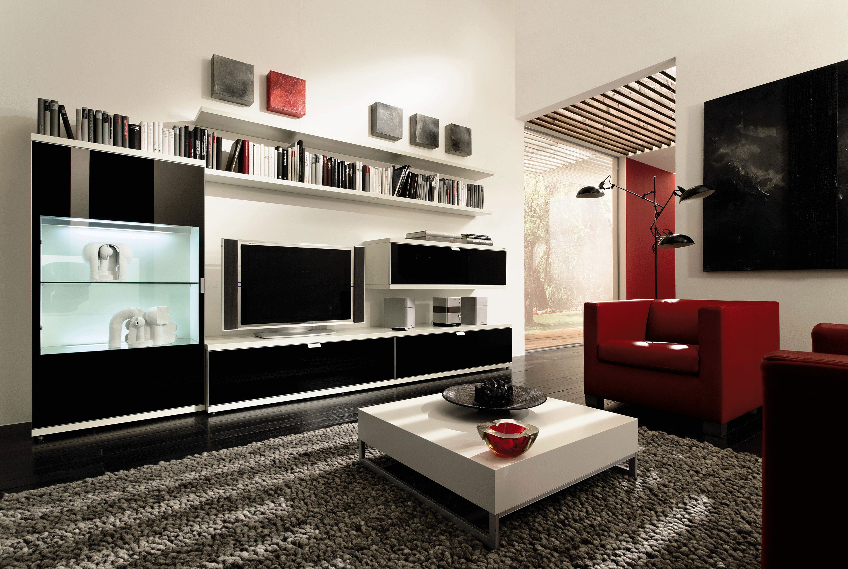 Гостиная с черной и красной мебелью