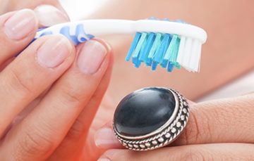 чистка серебра зубной щеткой