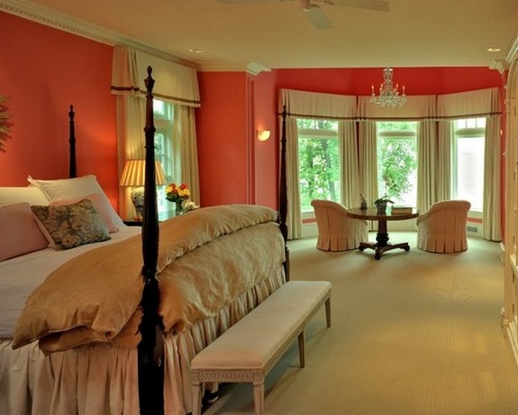 белые портьеры в спальне с розовыми стенами
