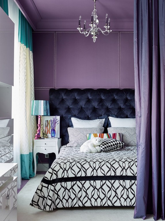 бело-бирюзовые шторы в фиолетовой спальне