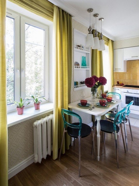 яркие желтые шторы в кухне-гостиной