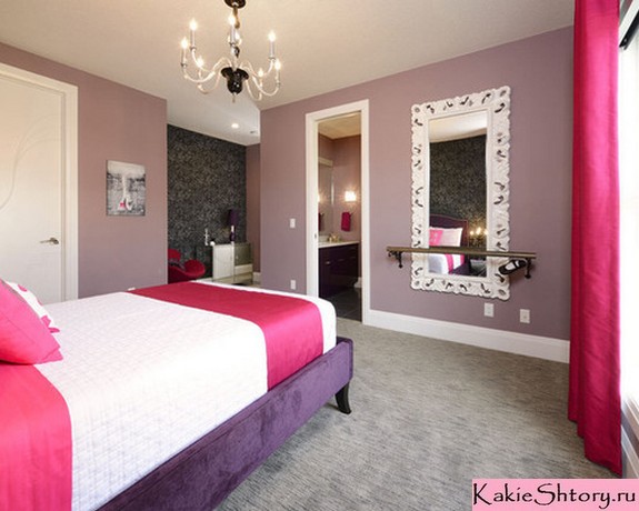 розовые акценты в комнате с сиреневыми стенами