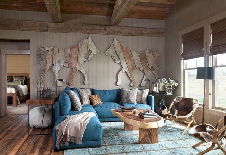 бирюзовый диван в гостиной в рустикальном стиле