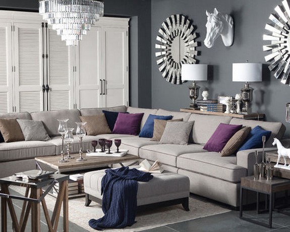серый диван и фиолетовые подушки