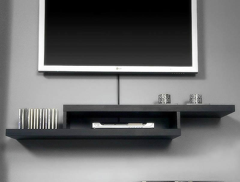 Очень часто можно встретить подвешенный телевизор и полку, предназначенную для DVD, дисков и декоративных элементов