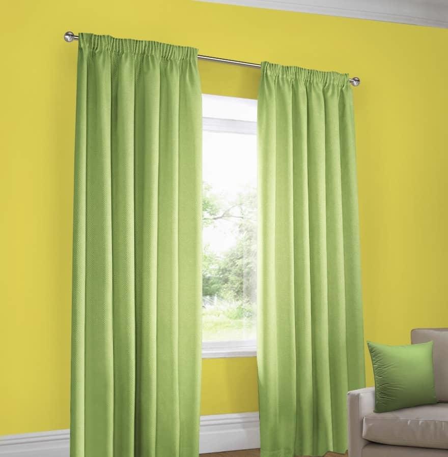 Очень красиво, оригинально и удачно будут смотреться зеленые шторы к желтым обоям, тем самым напоминая вам о теплом лете