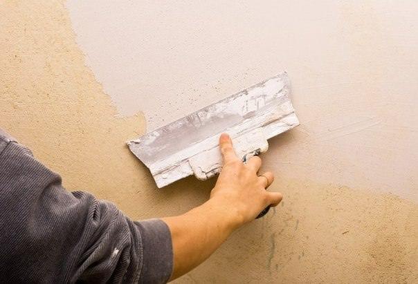 Широкий шпатель необходим для нанесения финишных слоев шпатлевки на стены