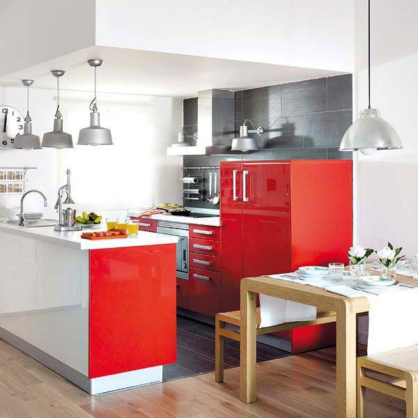 Кухня – студия с мебелью красного цвета способствует повышению аппетита во время трапез