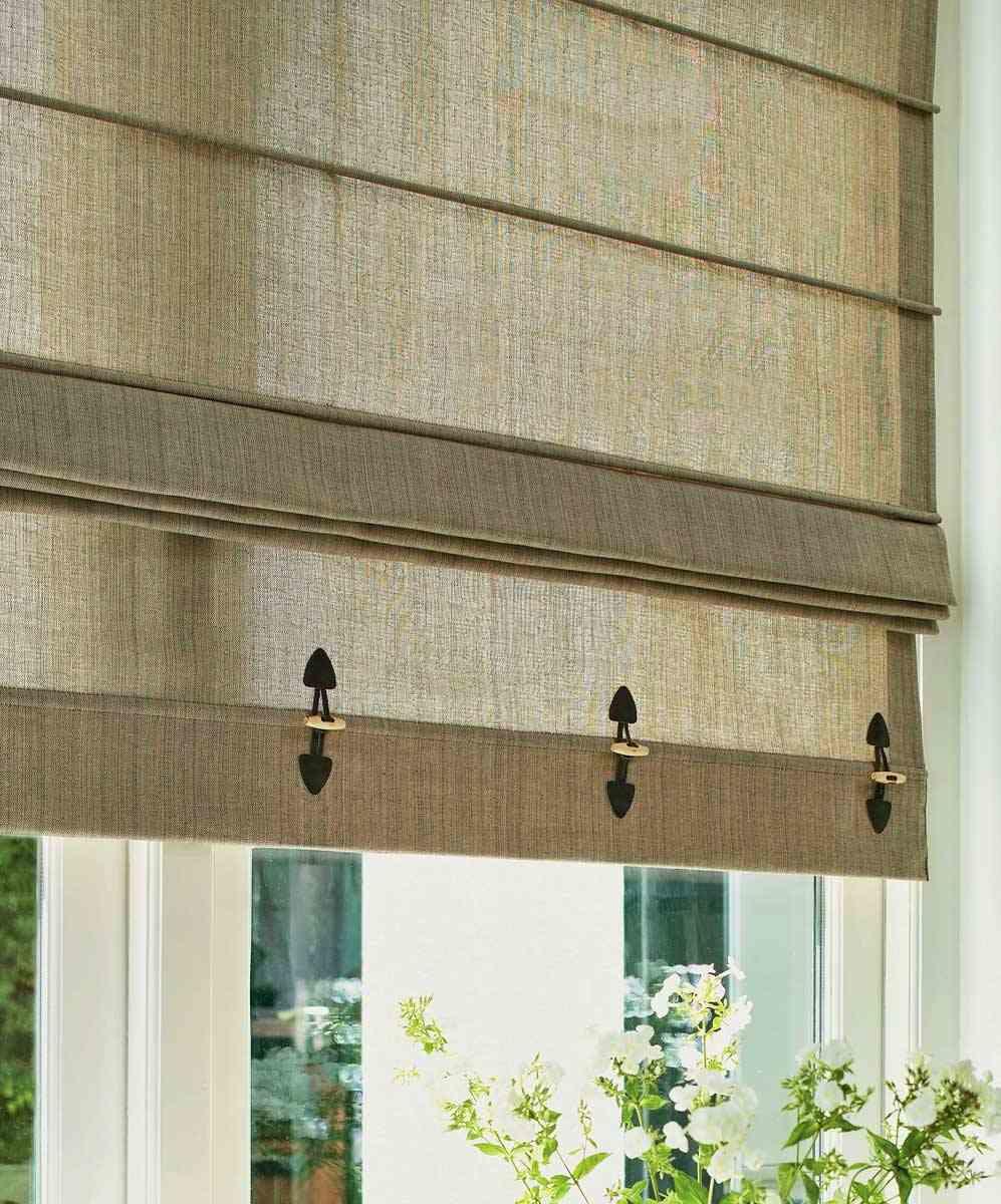 Ширина шторы должна быть больше ширины оконного проема на 2-4 сантиметра