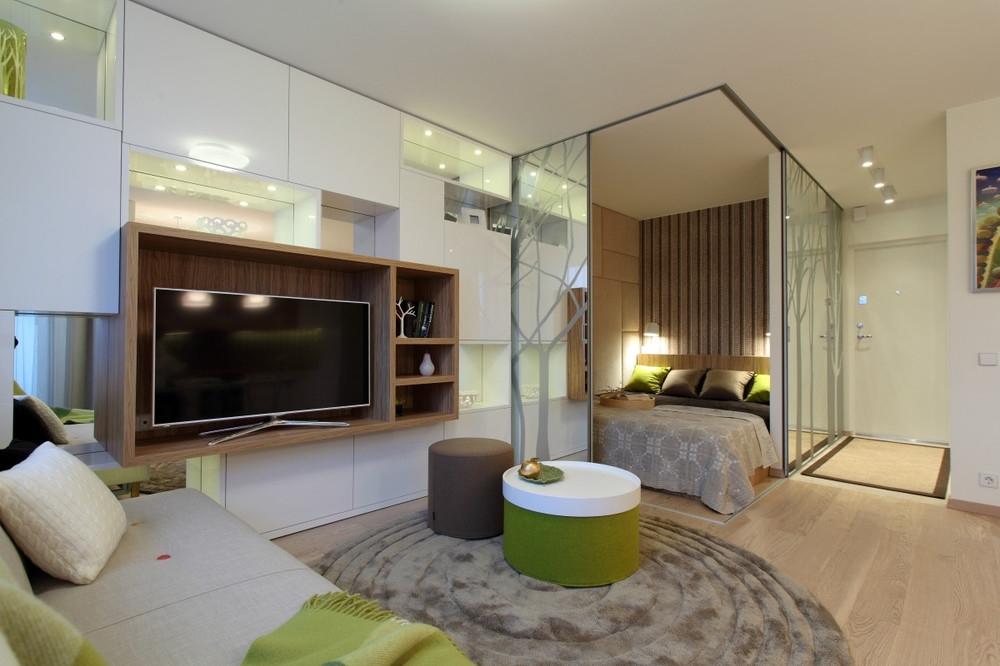 Разделить пространство в однокомнатной квартире-студии можно также с помощью штор и стеллажей