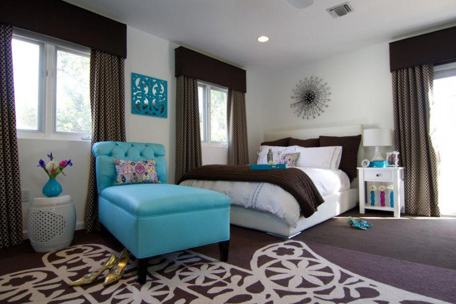 Дополнительным интересным акцентом в спальне может стать стильное кресло светло-бирюзового цвета