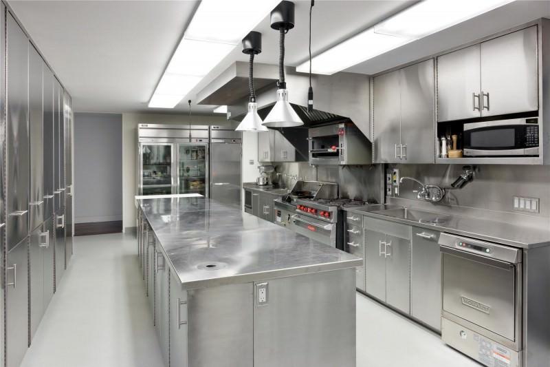 Зонирование на кухне 20 кв. м позволяет организовать большое пространство наиболее грамотно. К тому же, визуально зонированное пространство выглядит более привлекательно
