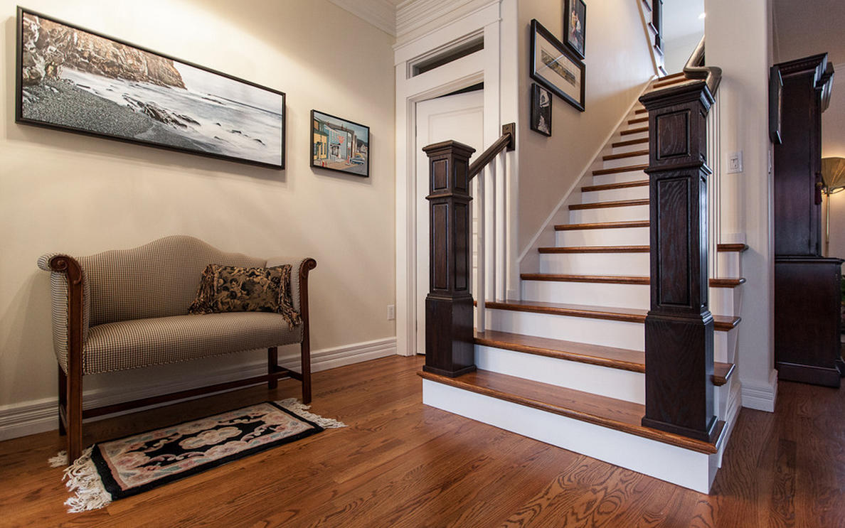 Украсить классический интерьер в загородном доме вам поможет сдержанная и красивая лестница в английском стиле