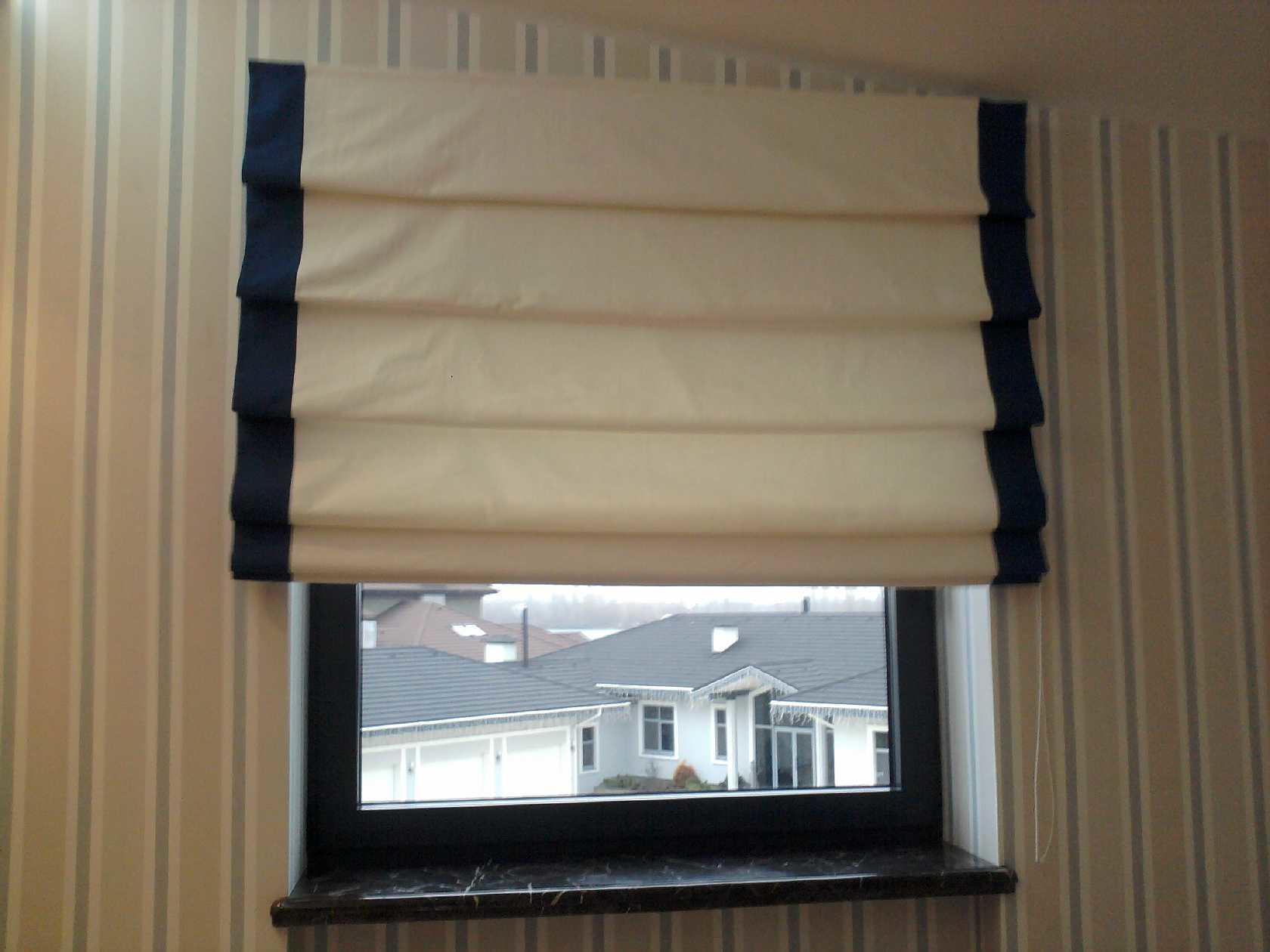 Ширина шторы должна быть больше ширины оконного проема на 2-4 сантиметра