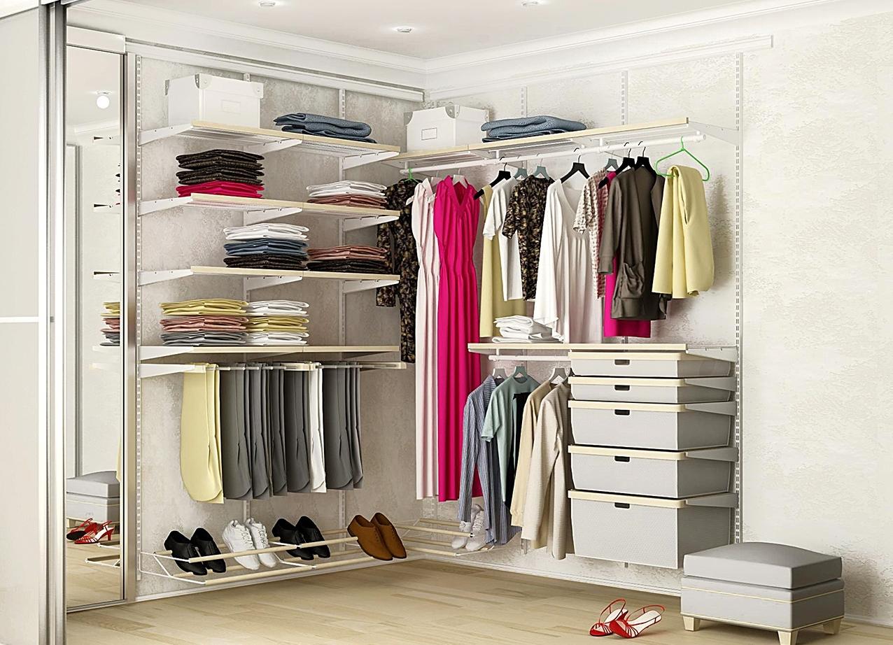 Без труда найти необходимую вещь поможет зонирование гардеробной комнаты