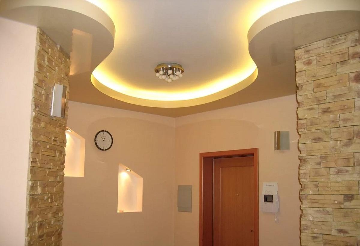 Потолок из гипсокартона в сочетании с неоновой подсветкой прекрасно смотрится в любой прихожей вне зависимости от ее стиля 