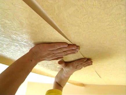 Окраска потолочных обоев является самым чистым и аккуратным способом ремонта