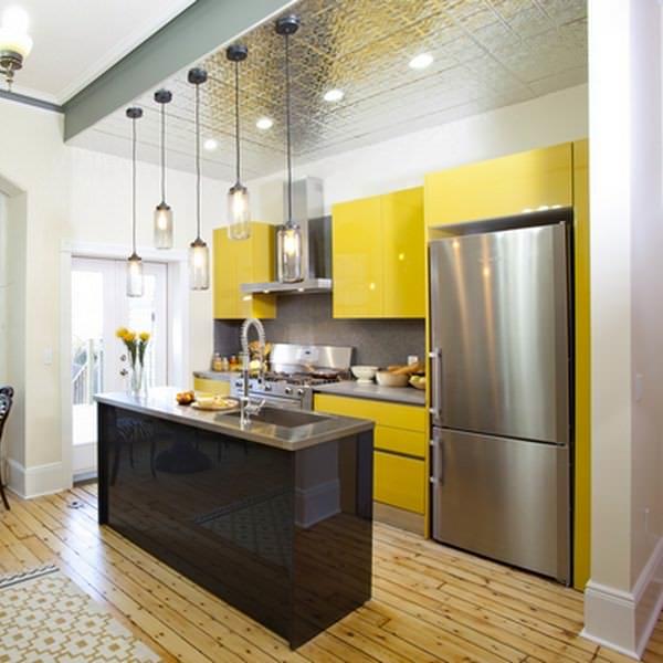 Желтый цвет мебели в совмещенной кухне рекомендуется разбавлять оттенками других цветов палитры