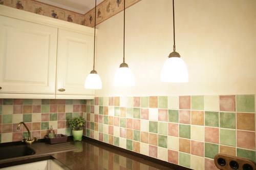 Укладка кафельной плитки на стены кухни – не такой трудоемкий процесс, если все было подготовлено правильно и заранее