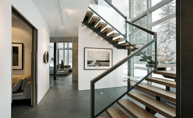 Устанавливая лестницу в доме, важно продумать ее конструкцию и стиль, чтобы они гармонично дополняли интерьер помещения