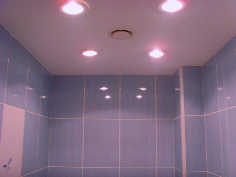 Наиболее популярным вариантом освещения в ванной комнате являются точечные светильники