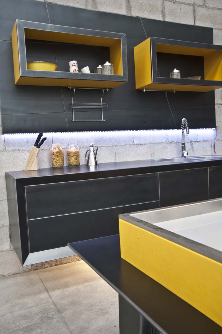 Необычный дизайн кухни YELLOW METAL KITCHEN от Home Brand 