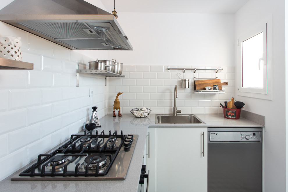 Как правильно организовать кухню: белая плитка на стенах