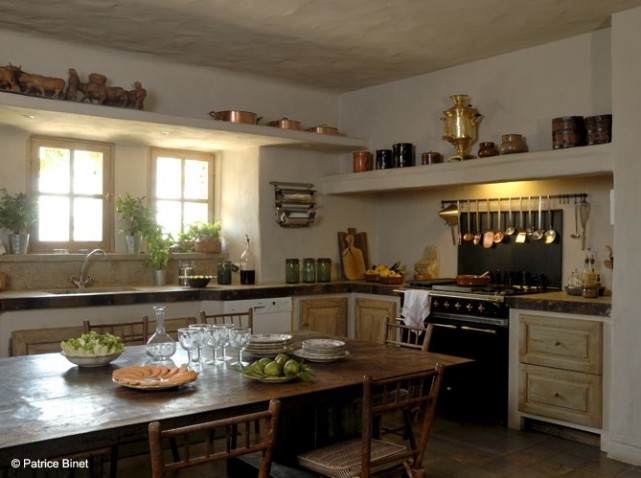 Классическое оформление кухни в деревенском стиле