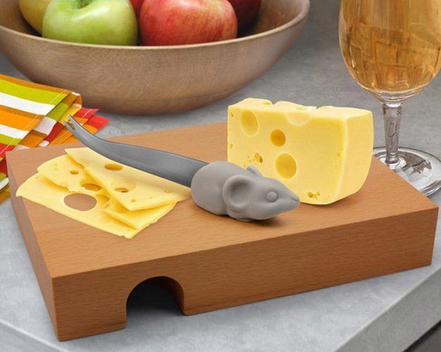 Очень интересные приспособления для кухни - деревянная доска и специальный нож в форме мышки