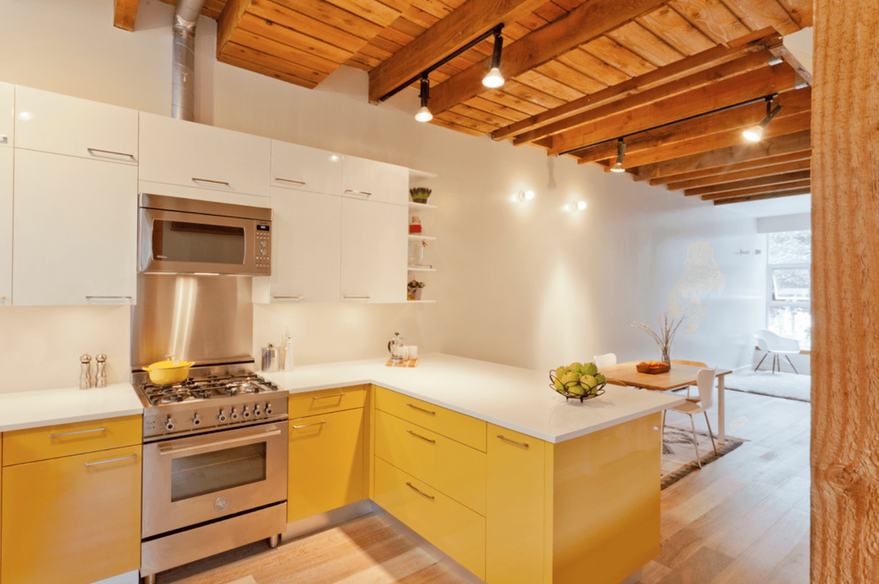 Дизайн кухни в оттенках желтого цвета. Фото 5