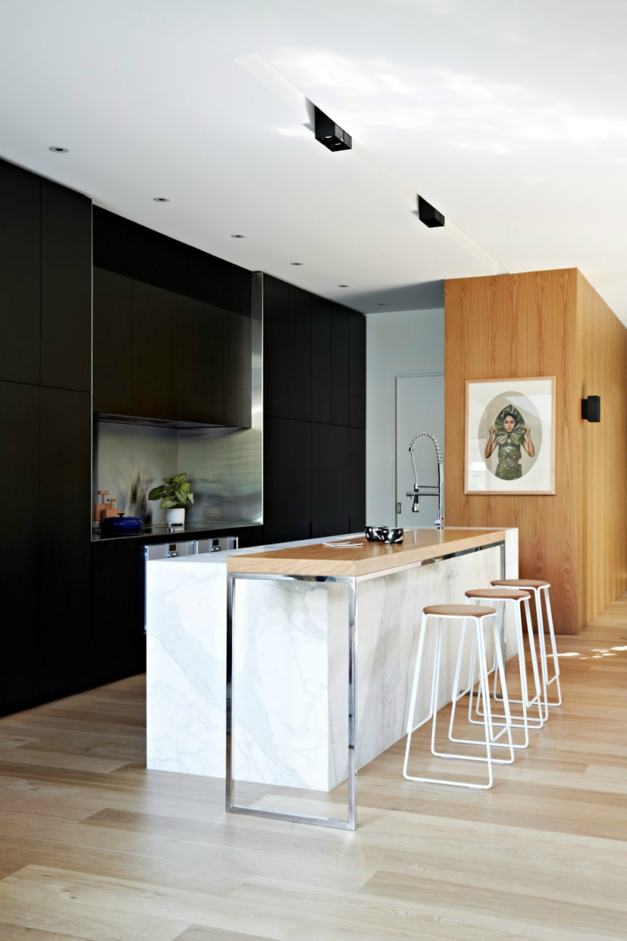 Современные тенденции в дизайне кухни в вашем доме - барные стулья бежевого цвета