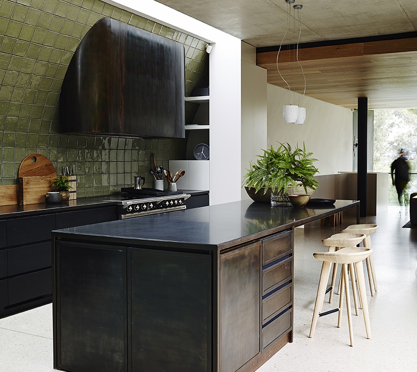Современные тенденции в дизайне кухни в вашем доме - вытяжка тёмного цвета