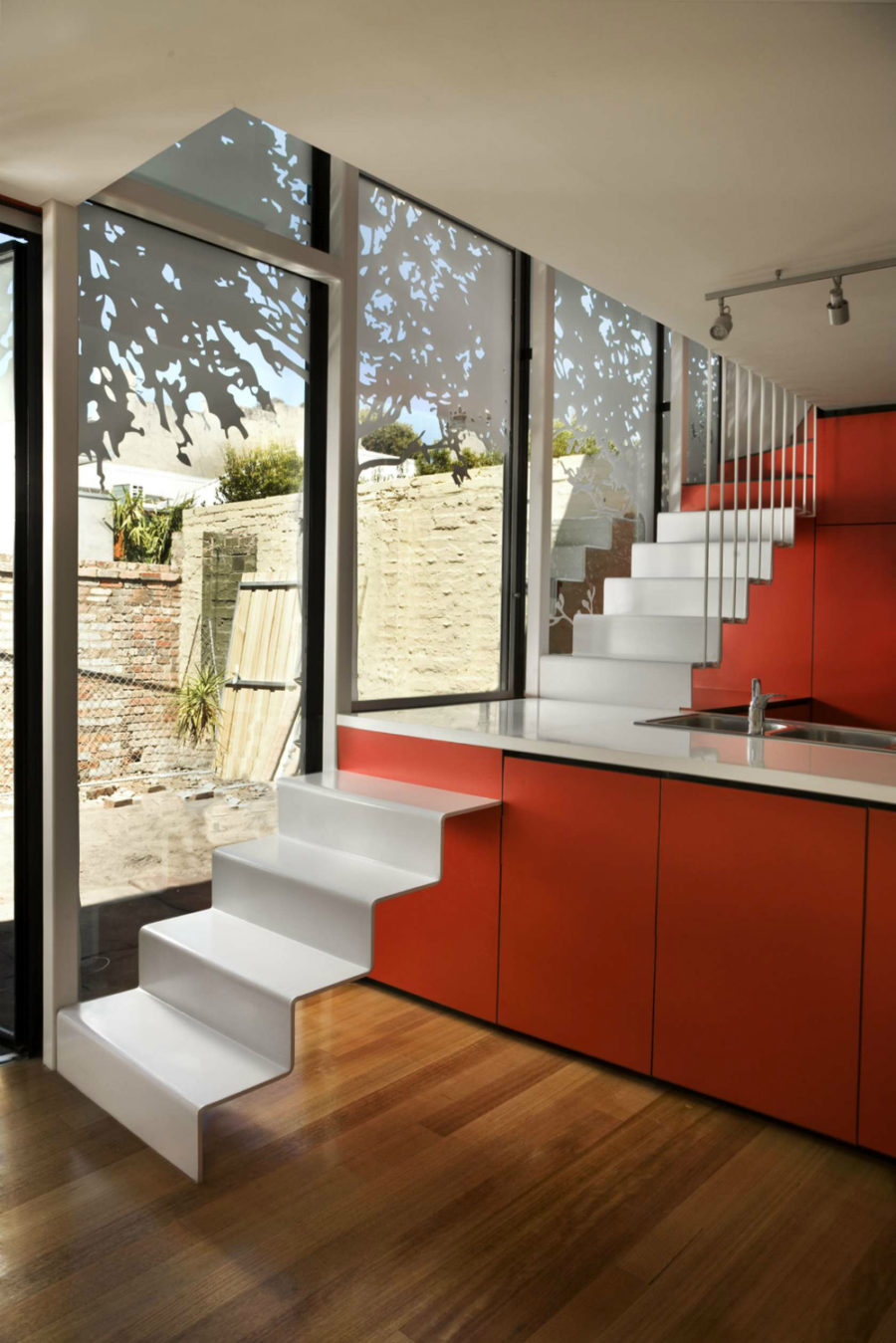 Современные тенденции в дизайне кухни в вашем доме - лестница проходит через кухонный остров