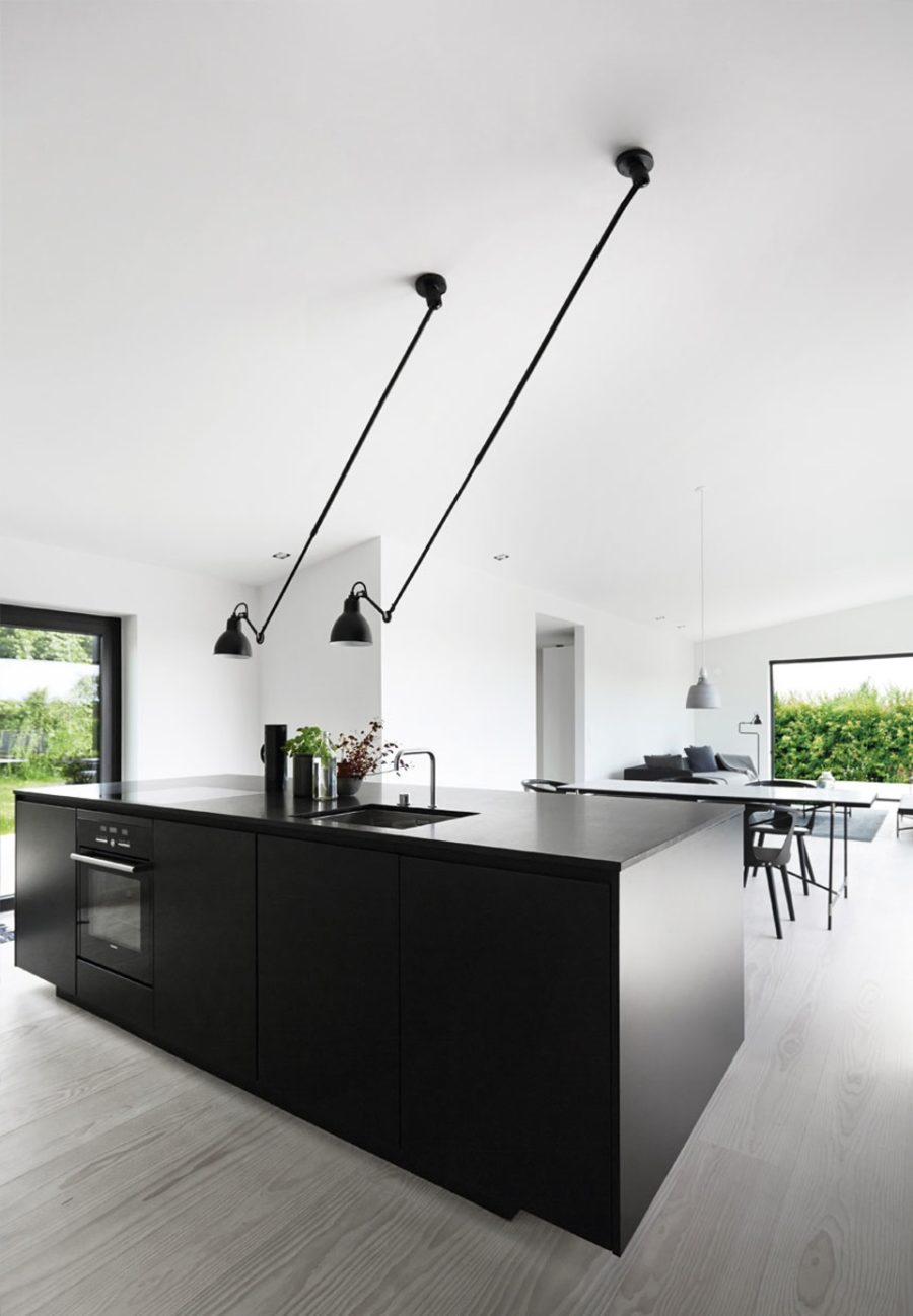 Современные тенденции в дизайне кухни в вашем доме - длинные угловые лампы