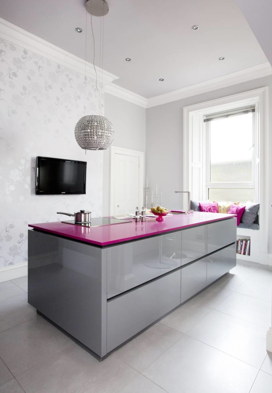 Современные тенденции в дизайне кухни в вашем доме - малиновый цвет в интерьере