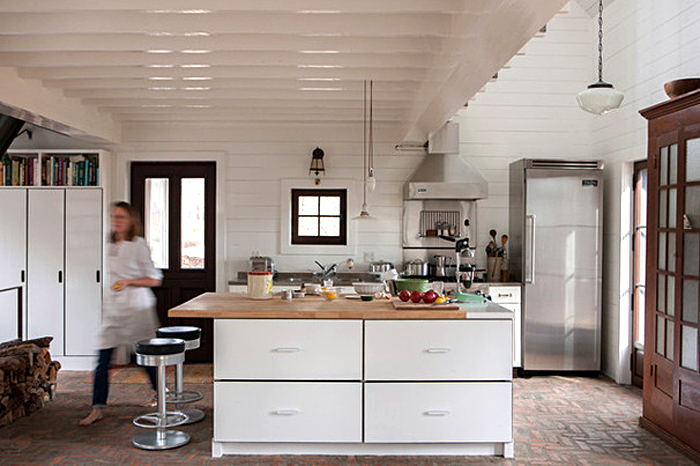 Уникальный дизайн кухонного острова с двумя столешницами из ержавеющей стали и дерева