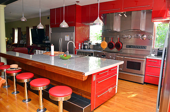 Уникальный дизайн кухонного острова в винтажном стиле 40-х годов