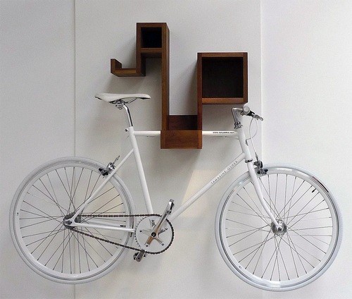 Как повесить велосипед на стену фото