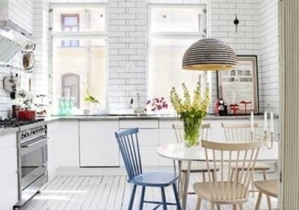 Amazing-33-Neutral-Kitchen-Designs-With-white-brick-wall-and-wooden-kitchen-table-sink-oven-stove-cabinet-chandelier-and-round-wooden-dining-table-chair-and-wooden-floor-427x300