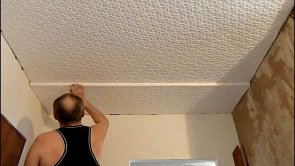 Как правильно клеить потолочную плитку и стоит ли это делать