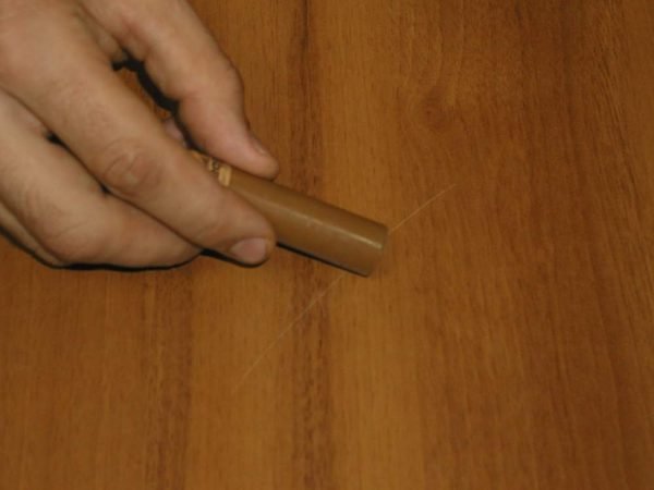 Маскировка царапины на деревянной двери