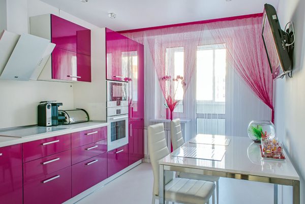 Кухня с насыщенным розовым цветом в интерьере