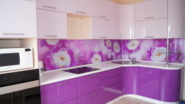 Стильный фиолетовый гарнитур и яркий фартук на кухне