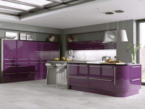 Кухня в стиле хай-тек с фиолетовым гарнитуром